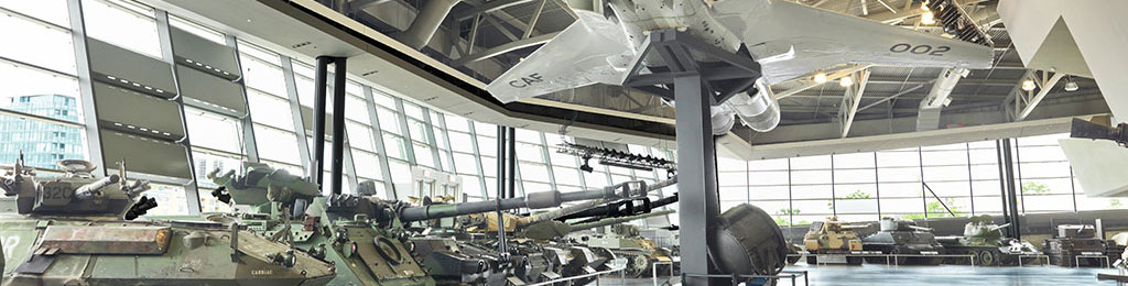 Photo de la galerie LeBreton au Musée canadien de la guerre montrant des véhicules, des armes et du matériel militaires