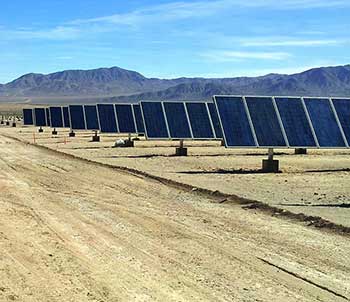 Photographie d'une installation de panneaux solaires dans le désert chilien