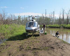 Photo de scientifiques d’Environnement Canada qui prélèvent des échantillons d’eau de la rivière Ells