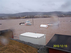 Cette photographie prise en Nouvelle-Écosse montre le havre Margaree en 2010, après le bris de sa digue à la suite de l’élévation du niveau de la mer.