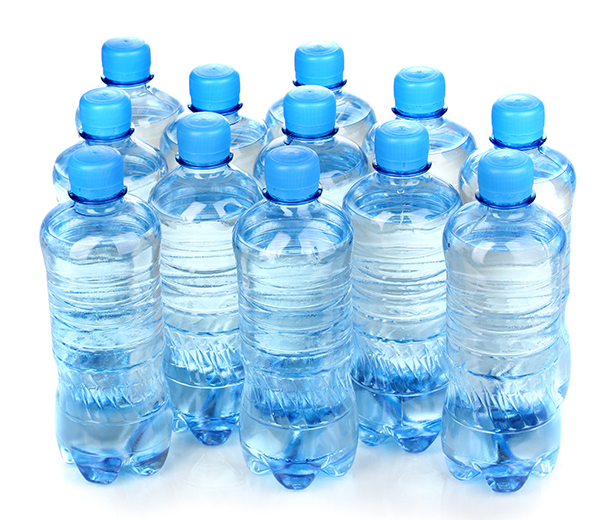 Cette photographie montre des bouteilles d’eau en plastique.