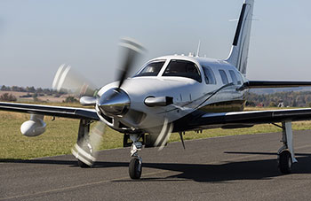 Photo d’un petit avion à moteur à pistons sur une piste de décollage