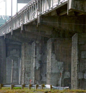 Photo showing cracked, crumbling concrete structures that support the Champlain Bridge