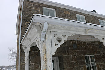 Exterior photo of the deteriorating Superintendent’s Residence in Carillon, Quebec