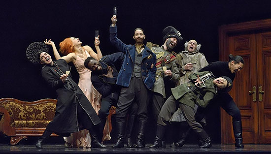 Photo des interprètes en représentation dans une scène de la pièce Revisor de la compagnie Kidd Pivot, un spectacle coproduit et présenté par Danse CNA, en 2019 Photo des interprètes en représentation dans une scène de la pièce Revisor de la compagnie Kidd Pivot, un spectacle coproduit et présenté par Danse CNA, en 2019