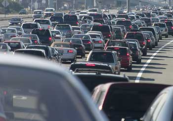 Photographie montrant un grand nombre de véhicules coincés dans la circulation sur une autoroute à plusieurs voies de circulation