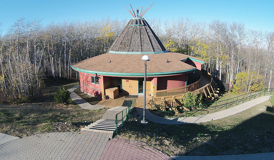 Cette photographie montre le pavillon de ressourcement Okimaw Ohci à Maple Creek, en Saskatchewan.