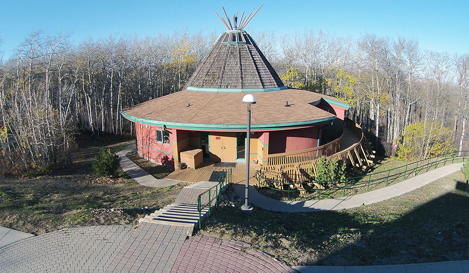 Cette photographie montre le pavillon de ressourcement Okimaw Ohci à Maple Creek, en Saskatchewan. Cette photographie montre le pavillon de ressourcement Okimaw Ohci à Maple Creek, en Saskatchewan.