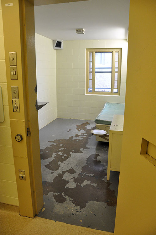 Cette photographie montre la cellule d’une délinquante dans la rangée de cellules d’isolement d’un établissement de Service correctionnel Canada.