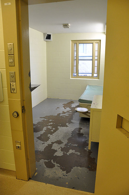 Cette photographie montre la cellule d’une délinquante dans la rangée de cellules d’isolement d’un établissement de Service correctionnel Canada. Cette photographie montre la cellule d’une délinquante dans la rangée de cellules d’isolement d’un établissement de Service correctionnel Canada.