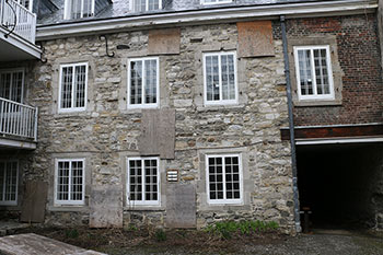 Exterior photo of the Louis-Joseph Papineau House, and its damaged masonry, in Montréal, Quebec