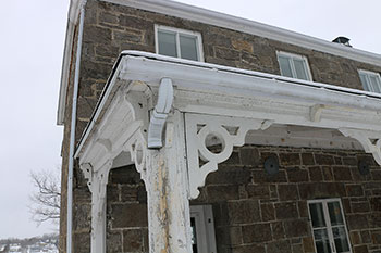 Photo extérieure de la maison du surintendant et de sa détérioration, à Carillon (Québec)