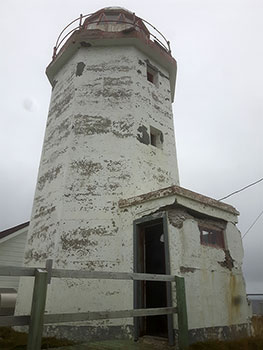 Photo extérieure du phare de Green Island et de sa façade endommagée, à Catalina (Terre-Neuve-et-Labrador)