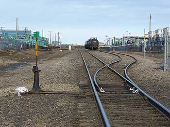 Un train se trouve sur des voies dans un dépôt industriel